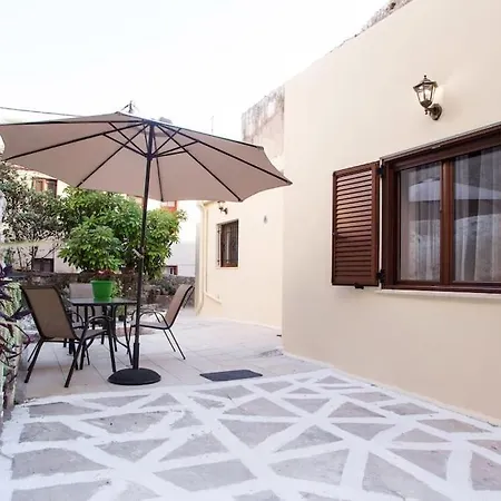 Kalliston House With A Yard خانيا